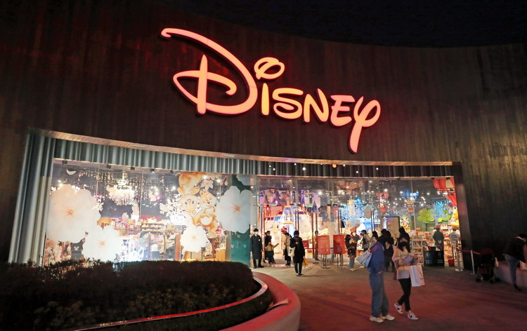探访迪士尼首家中国旗舰店：童话钟楼每晚上演灯光