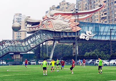 上海户外体育场馆有序开放：“巨龙足球场”吸引球