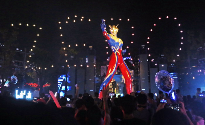 上海全球首个奥特曼主题馆开业狂欢：巨型宇宙英雄