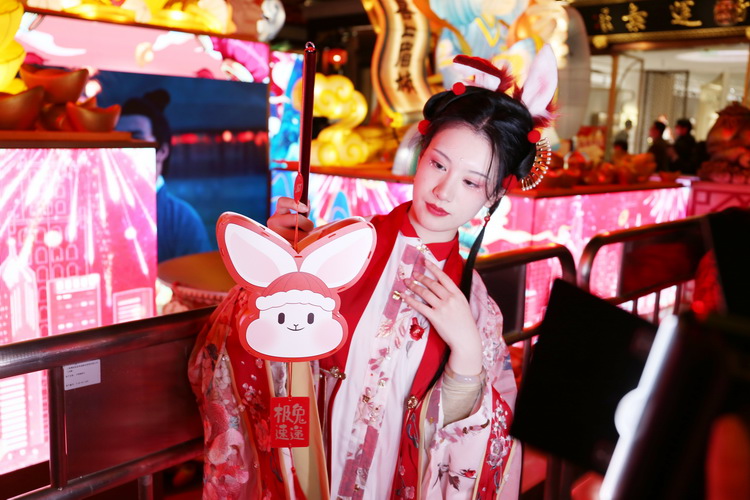 汉服美女穿越兔年春节灯会：中国传统文化服饰应景