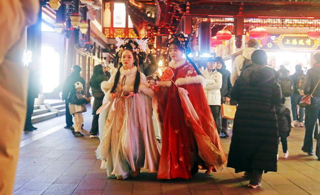 汉服爱好者汇聚豫园民俗艺术灯会展中式审美：外国